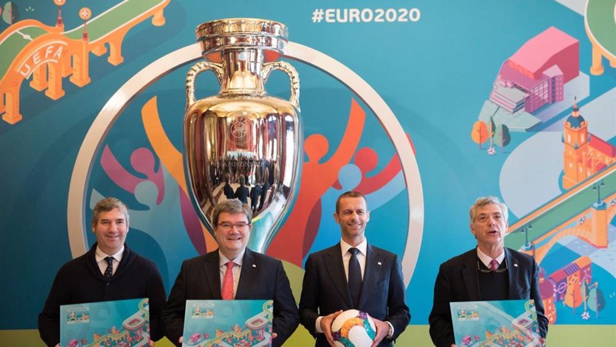 El alcalde de Bilbao, Juan Mari Aburto, el  presidente de UEFA, Aleksander Ceferin, el presidente de la Federación Española de Fútbol, Ángel María Villar y el presidente del Athletic Josu Urrutia, encabezaron el acto