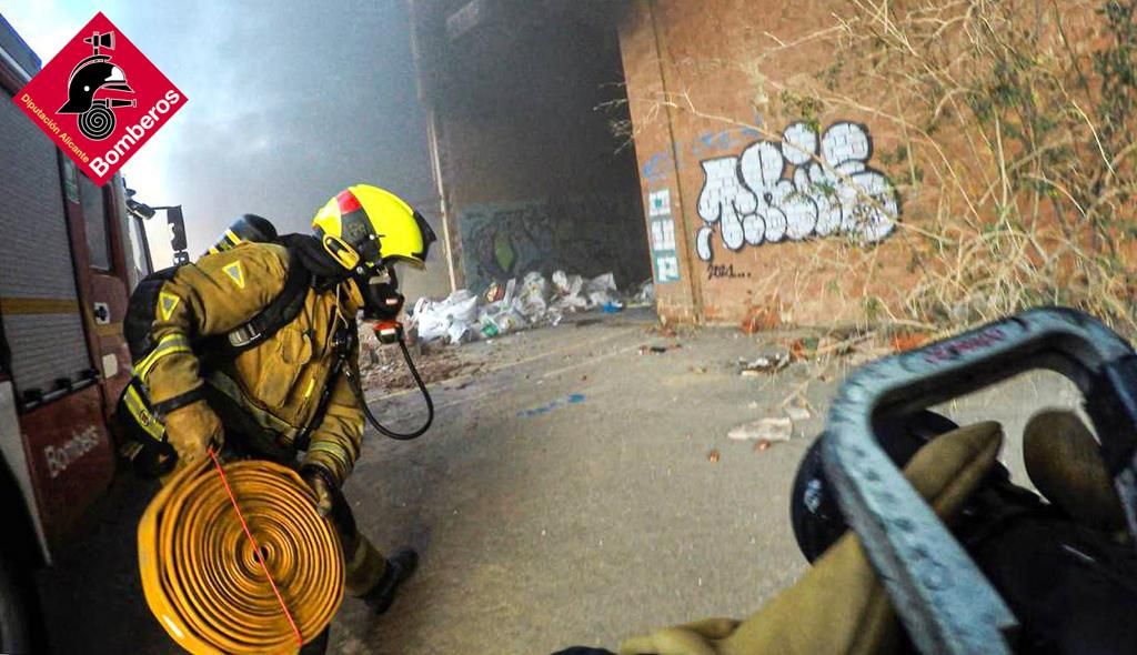 Incendio en una nave en los alrededores de la Universidad de Alicante