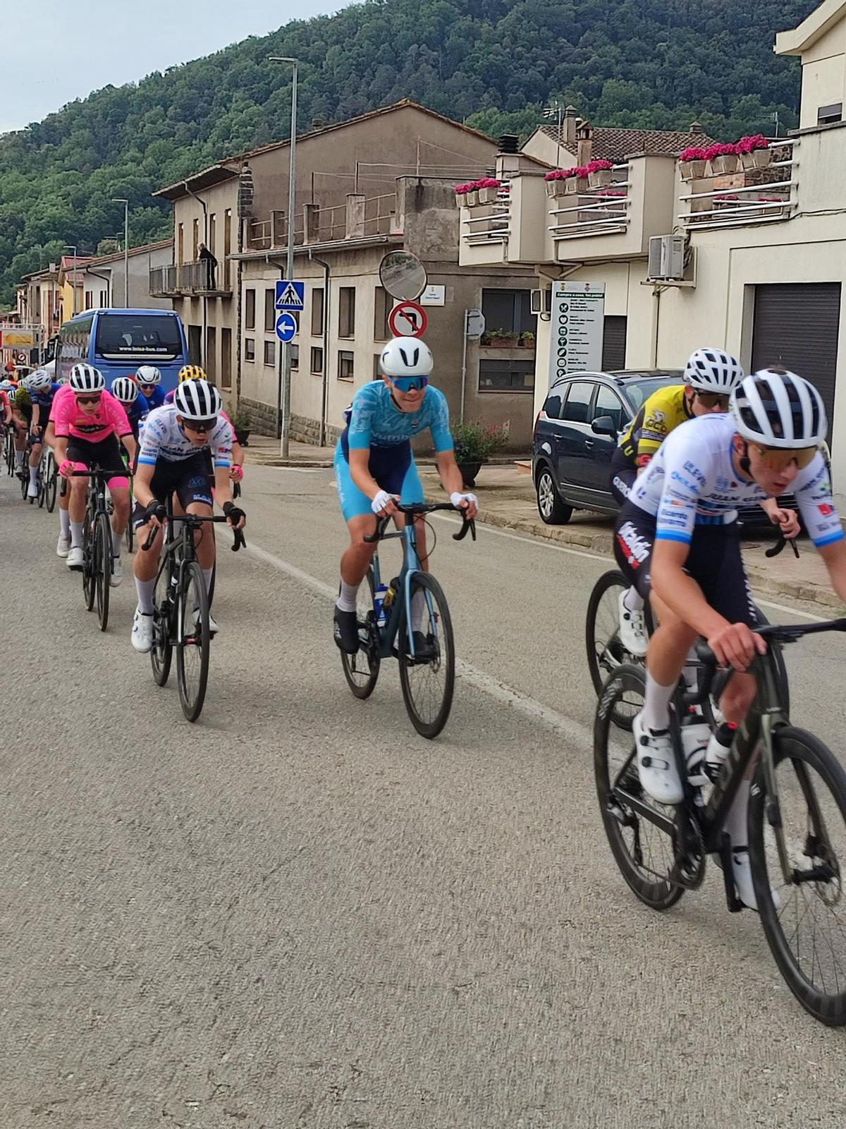Ciclistas en la Volta a Girona 2026.