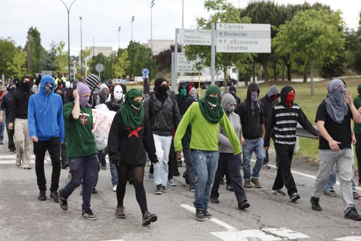 Un centenar d’estudiants de la Universitat Autònoma de Barcelona (UAB) han tallat el trànsit de l’AP-7 i la B-30 durant la jornada de vaga d’Educació. Foto Josep Garcia