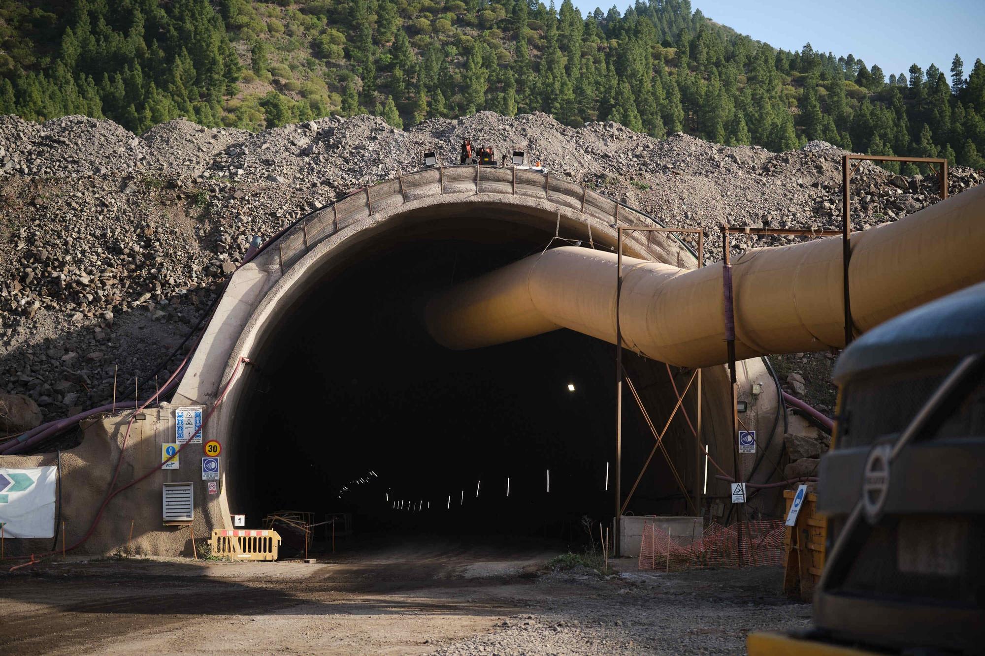 El presidente de Canarias visita las obras del cierre del anillo insular en Santiago del Teide.