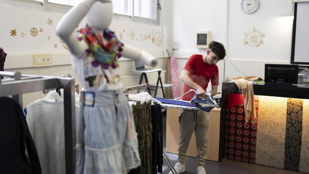 Clase de un ciclo de Actividades comerciales y moda en el actual Institut Joan Brossa, en Barcelona.