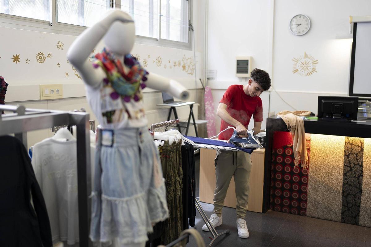 Clase de un ciclo de Actividades comerciales y moda en el actual Institut Joan Brossa, en Barcelona.