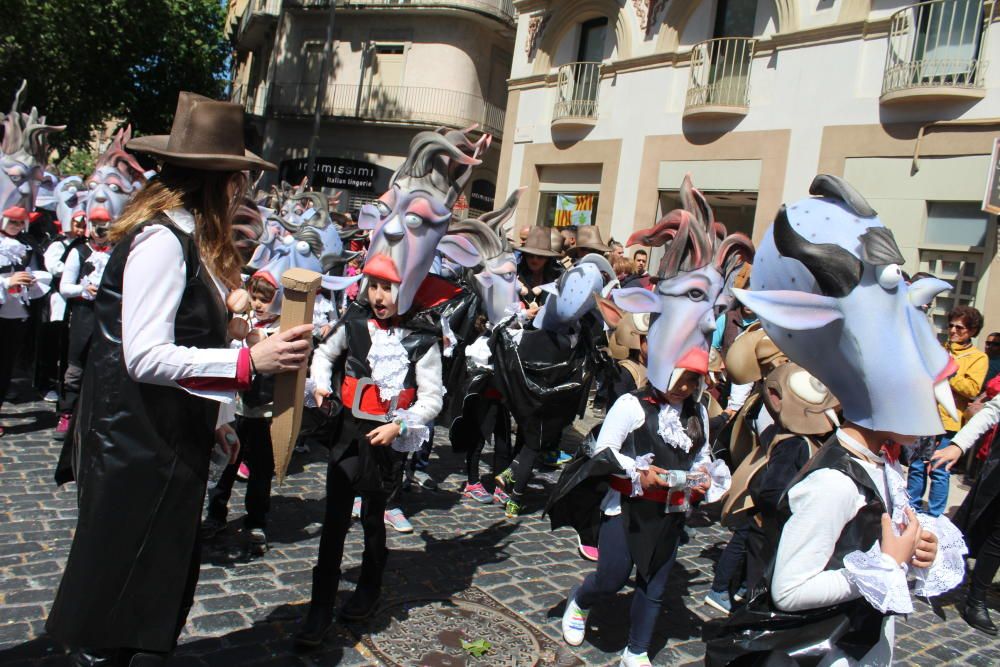 La rua escolar de la Santa Creu torna a enlluernar