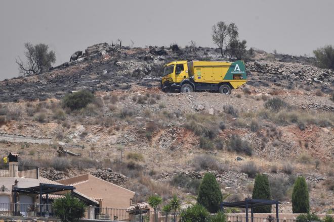 Dos detenidos por negarse a abandonar la zona evacuada por el incendio de Los Gallardos