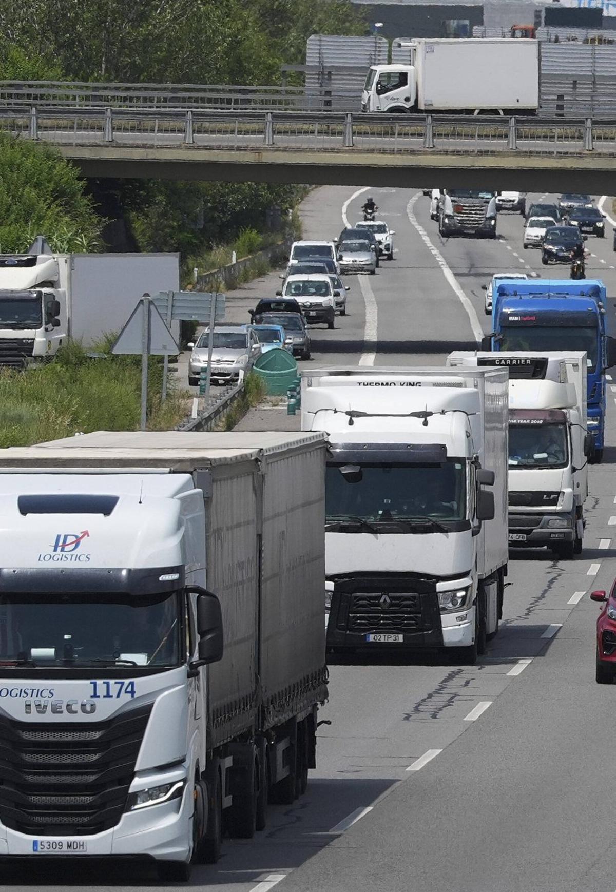 Trànsit a l’autopista AP-7, a l’altura de Vilablareix (Gironès). | MARC MARTÍ