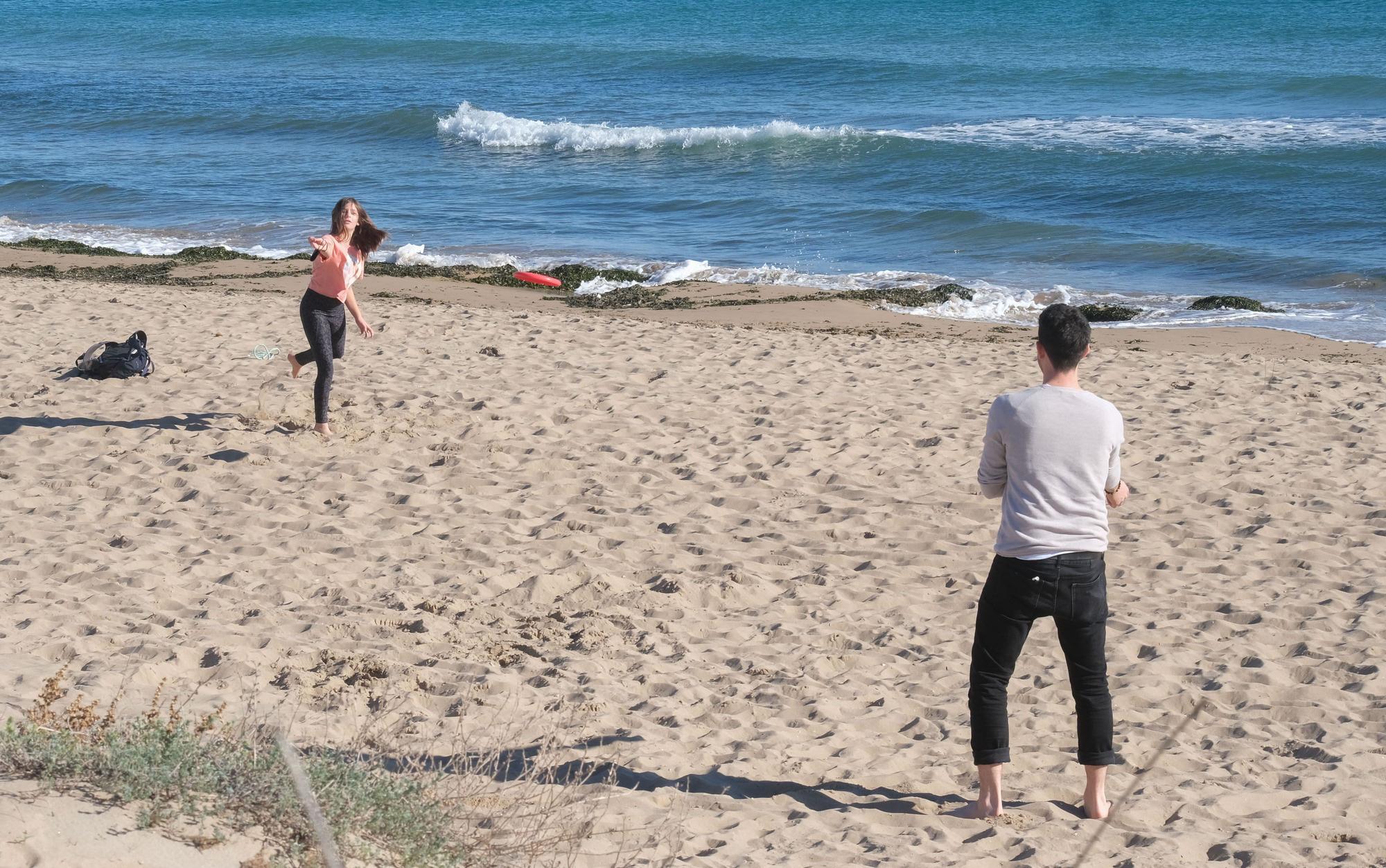 Jornada navideña playera en Elche. Numerosas personas disfrutan de las temperaturas de hasta 25 grados en la playa del Pinet en La Marina