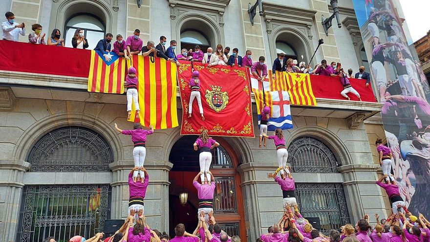 Els Moixiganguers d’Igualada alcen pilars a la plaça en un retorn emotiu