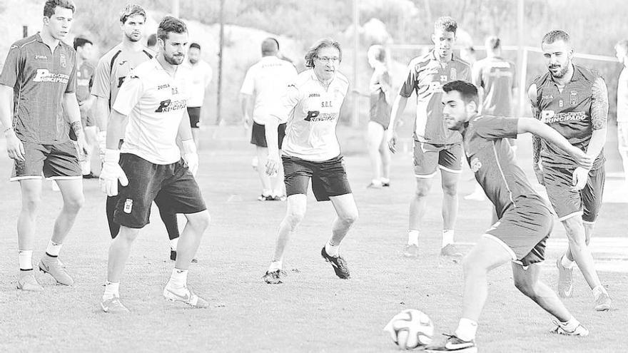 Diegui trata de controlar el balón, ayer, en un rondo en el que participaron los entrenadores Damián Suárez y Sergio Egea.