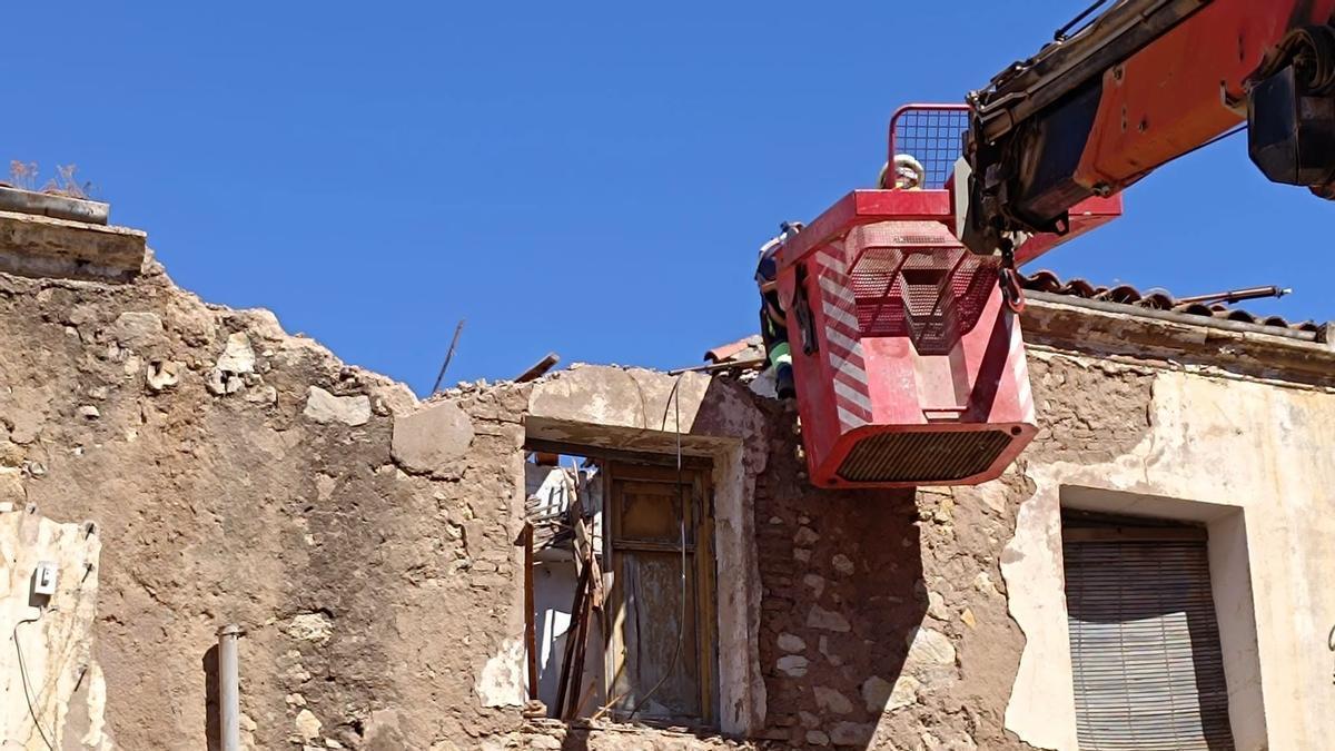 Parte del derrumbe de una de las viviendas de la 'Manzana de funcionarios', en Requena.