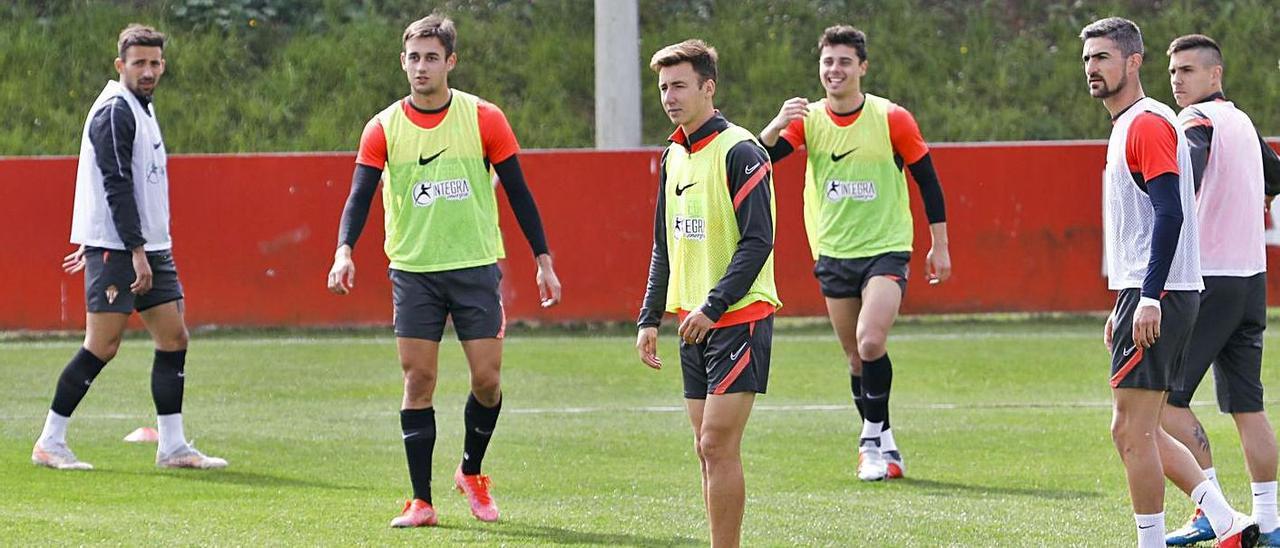 Pedro Díaz, segundo por la izquierda, en un entrenamiento esta semana en Mareo.