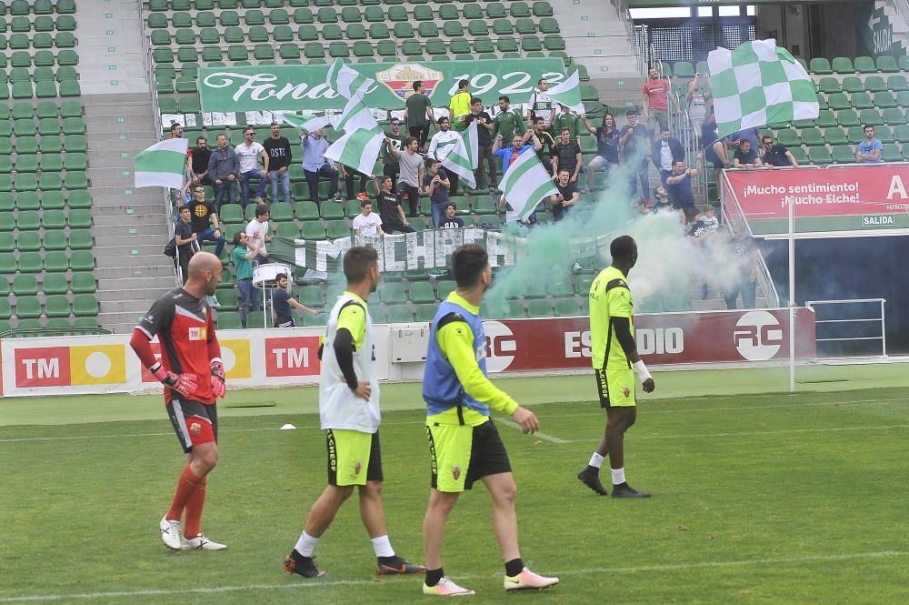 La afición del Elche apoya a los suyos en el entrenamiento previo al derbi contra el Hércules