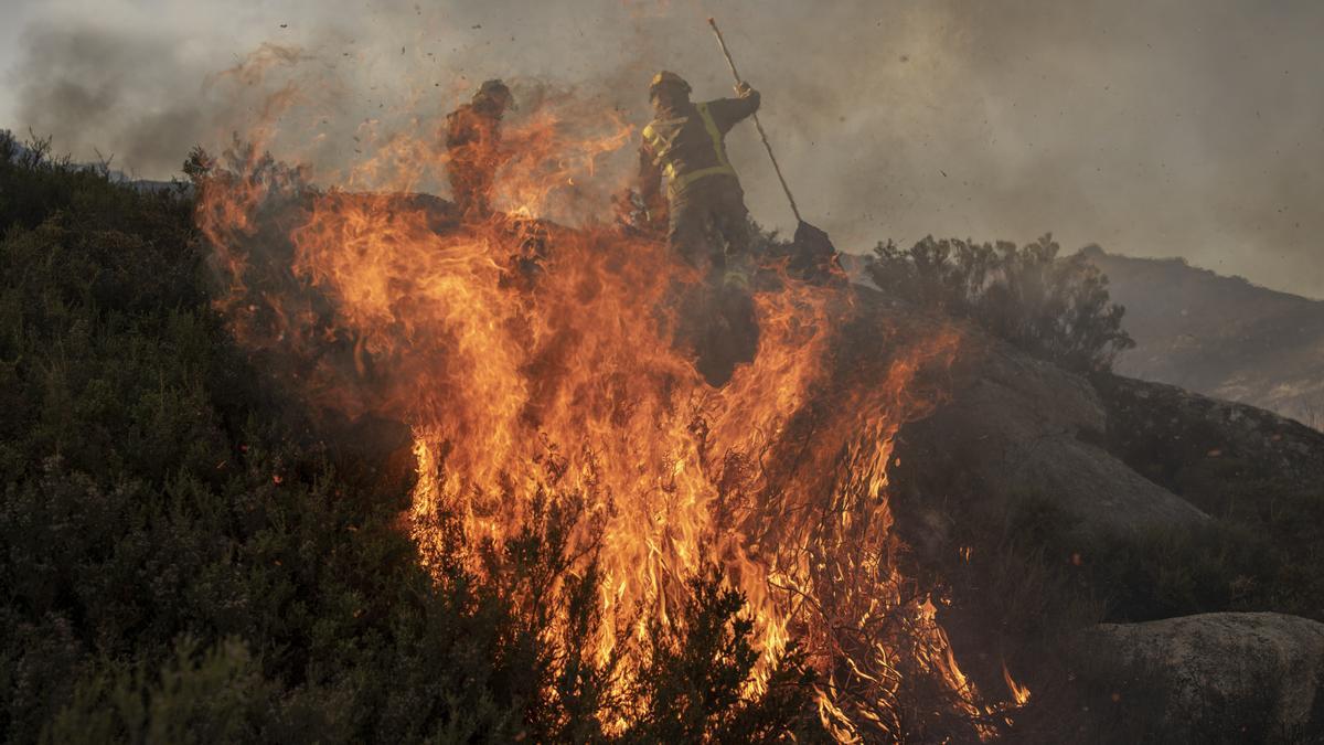 Ourense arde en pleno invierno: un incendio en O Xurés calcina ya 100 hectáreas