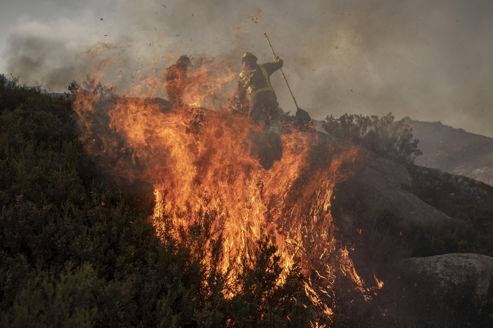 Ourense arde en pleno invierno: un incendio en O Xurés calcina ya 100 hectáreas