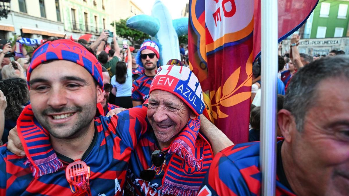 Claudio Barragán, con una bufanda en la cabeza, celebra el ascenso de Eldense a Segunda División.