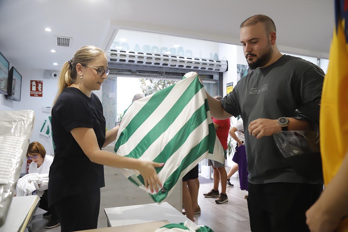 Las nuevas camisetas del Córdoba CF a la venta, en imágenes