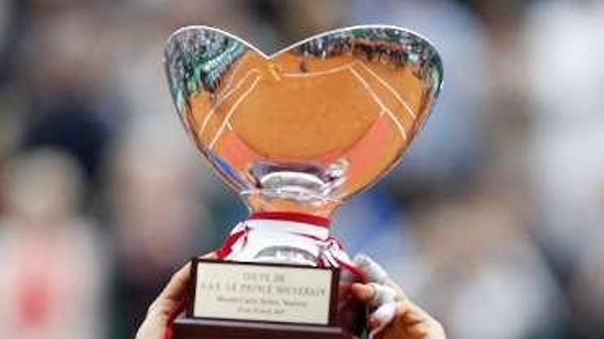 Nadal, con el trofeo de Montecarlo en el año 2017.