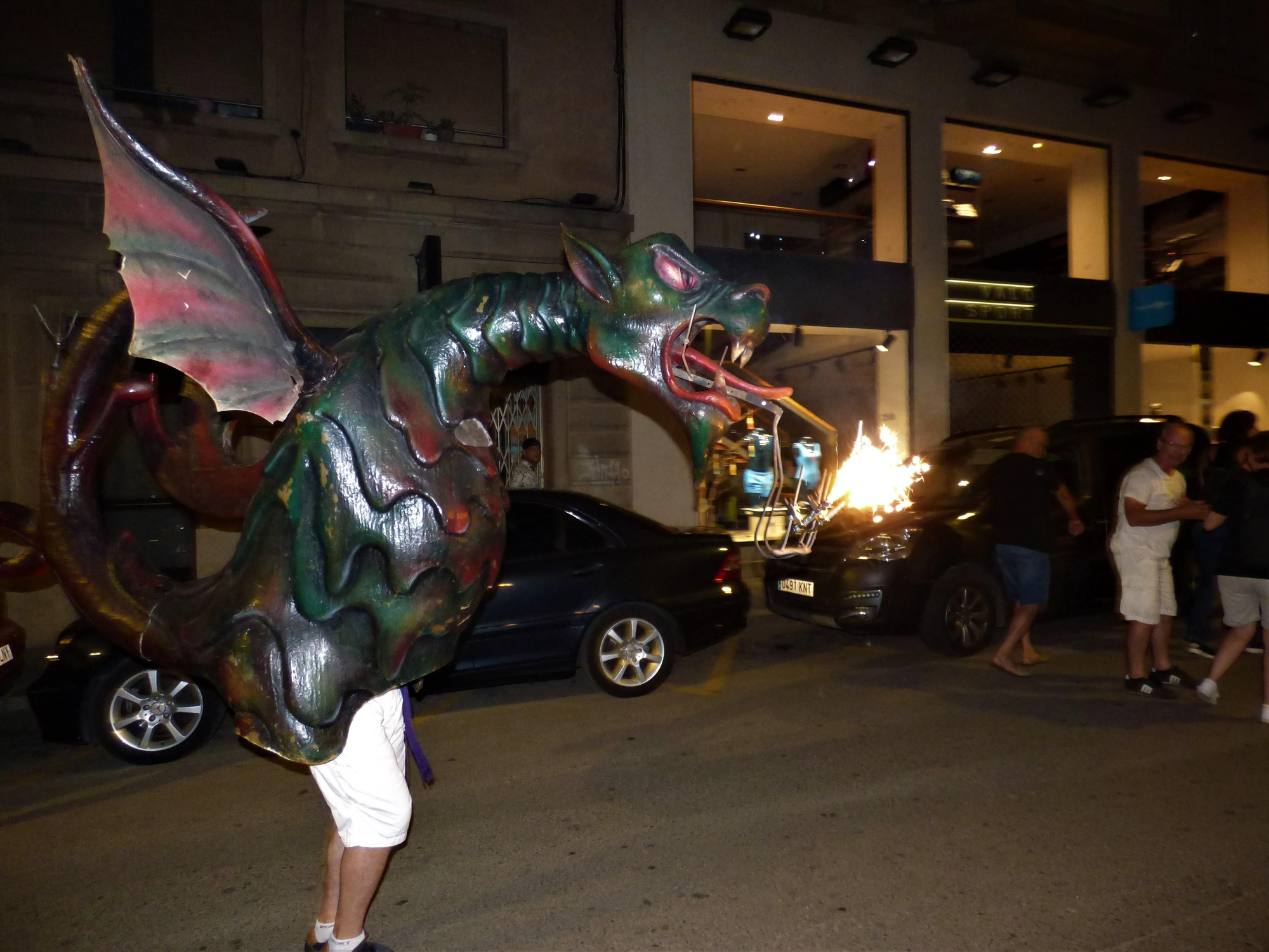 La desfilada de bestiari popular omple els carrers de Figueres