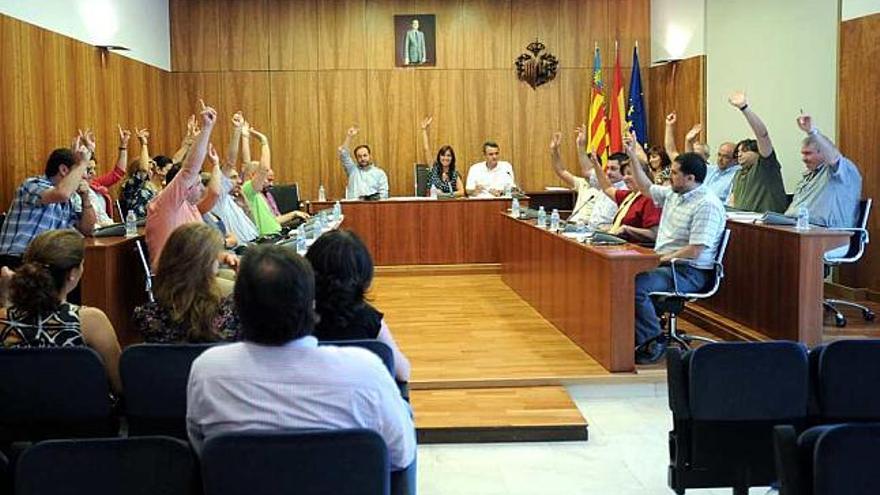 Imagen de la Síndico Portador con toda la Corporación municipal tras el pleno.