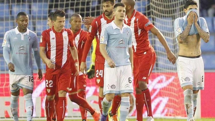 Radoja y Hernández, junto a Llorente y N&#039;Zonzi, dos de las &quot;torres&quot; del Sevilla. // José Lores