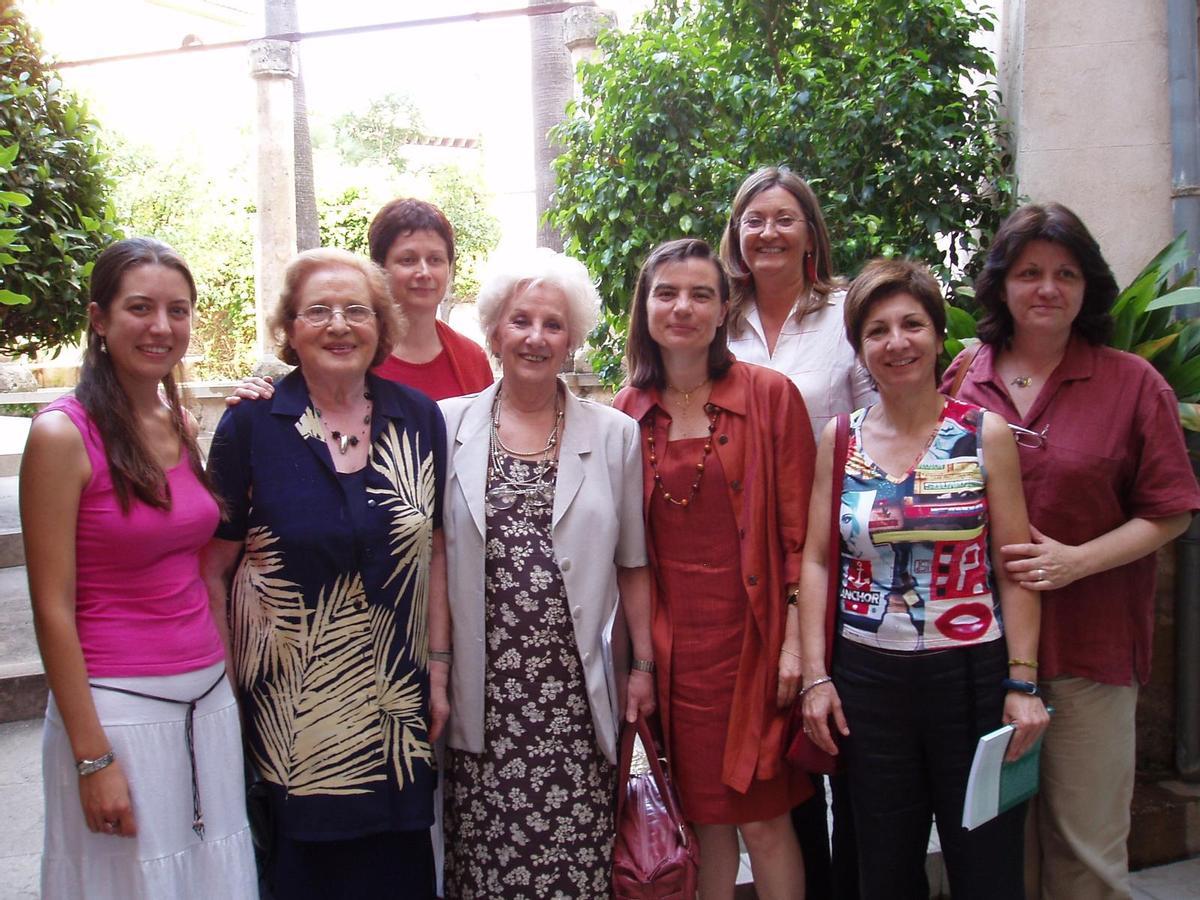 Estela de Carlotto (Centro) junto a las profesoras Capilla Navarro, Victoria Ferrer, Esperanza Bosch y Francisca Salvà en Sa Nostra.
