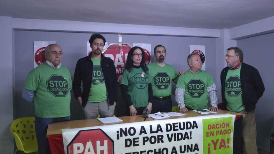 Representantes de la PAH de Zamora, ayer en rueda de prensa.
