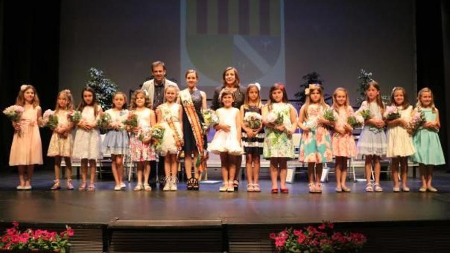 El teatro acogió la elección de la reina infantil y la presentación de sus damas.