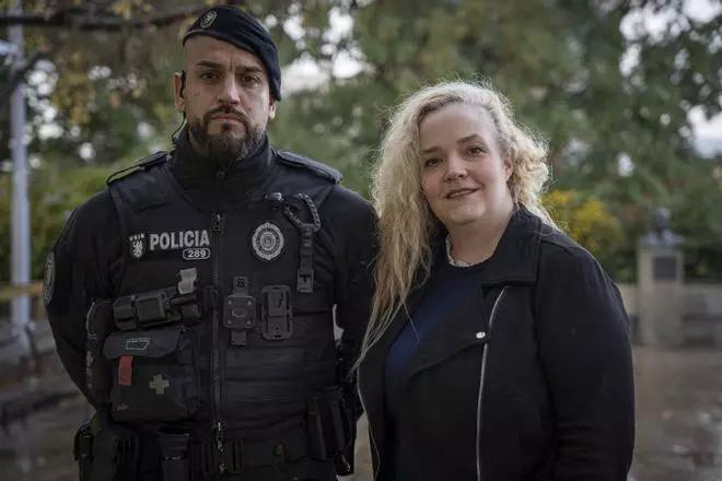 El emotivo encuentro de una madre y el policía de Santa Coloma que evitó el suicidio de su hija: "Conecté con ella a través de los animales"