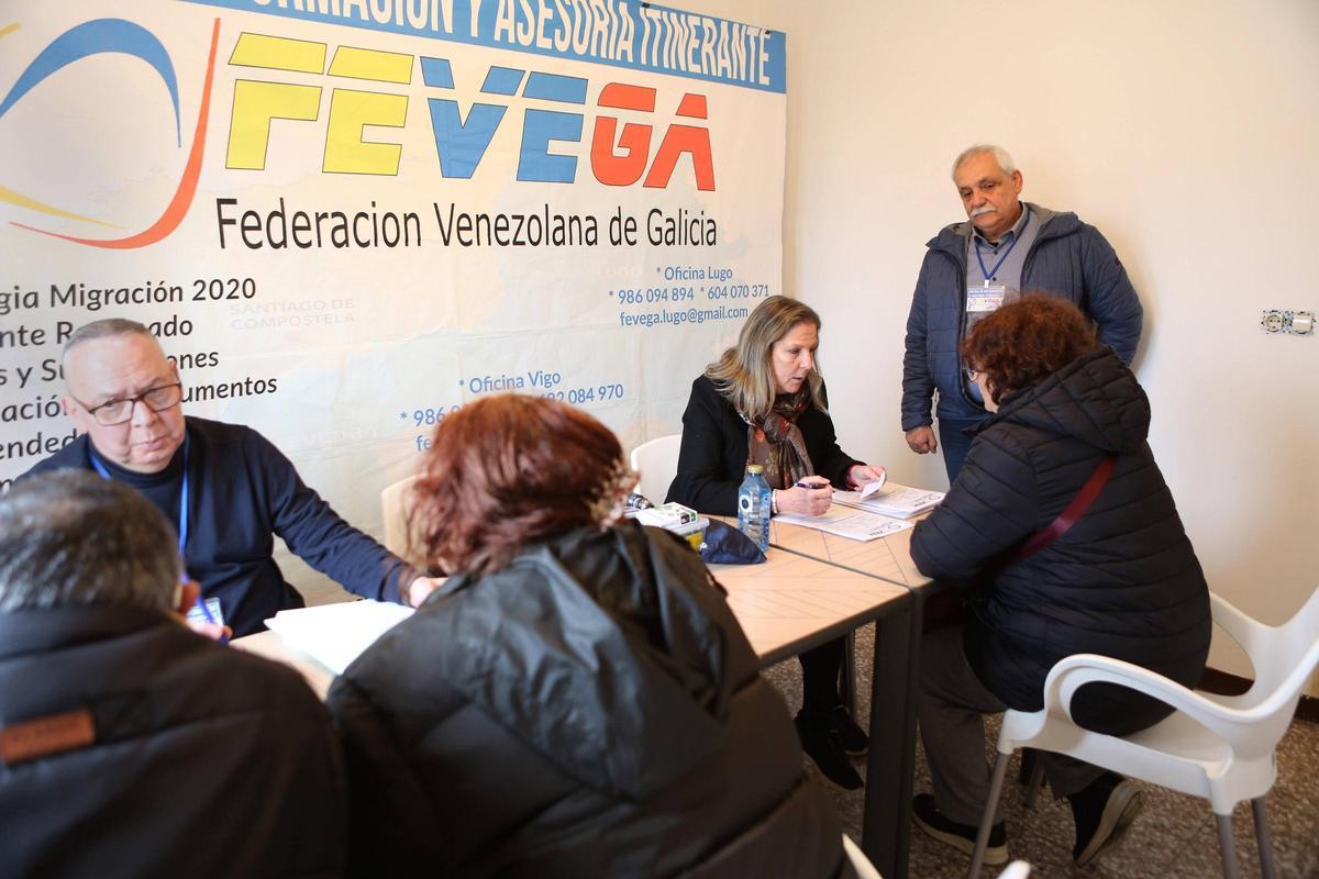 Jornada informativa del colectivo Venezolanos del Deza en Lalín.