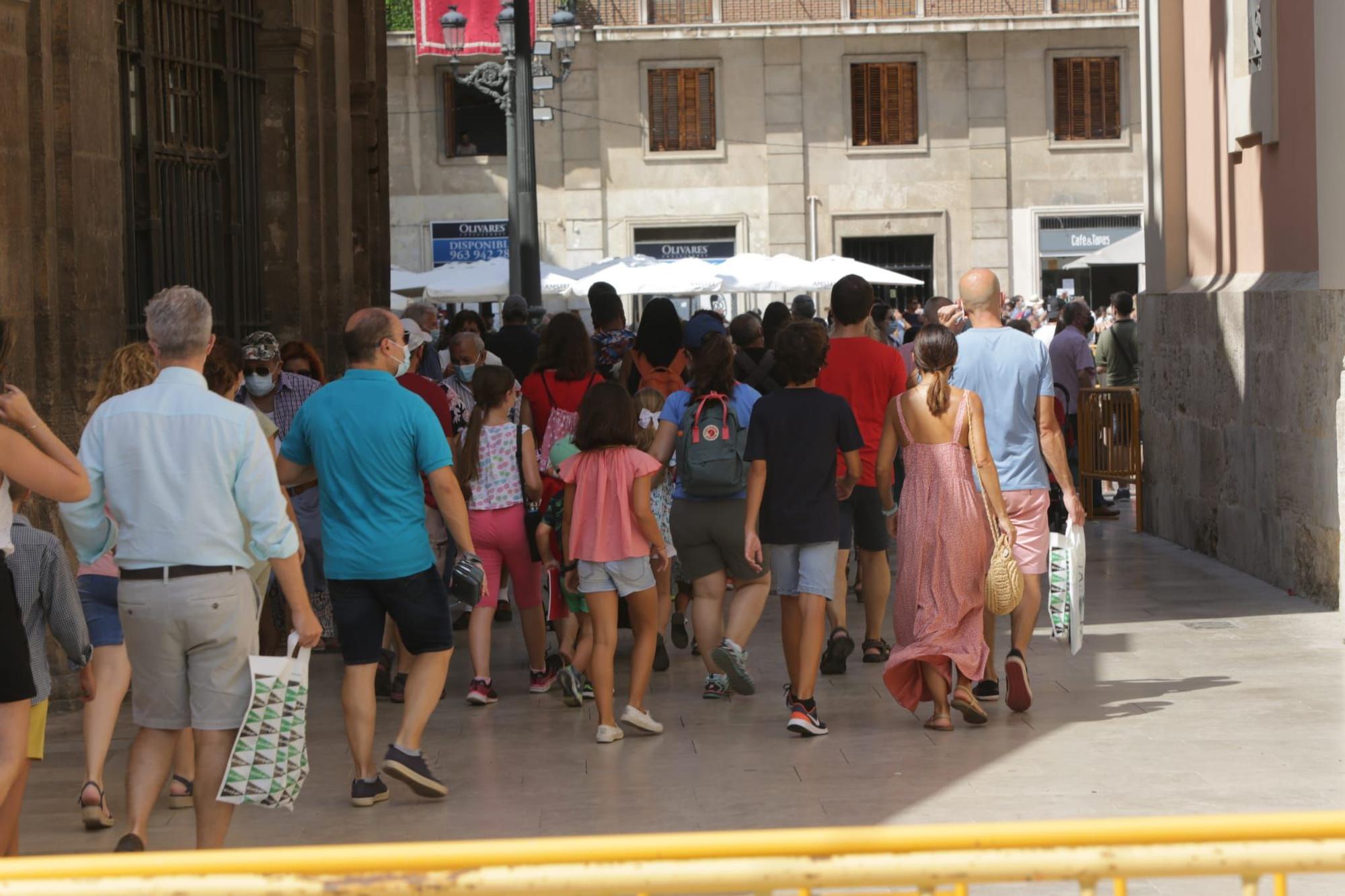 Colas y aglomeraciones para ver el manto de la Virgen de los Desamparados