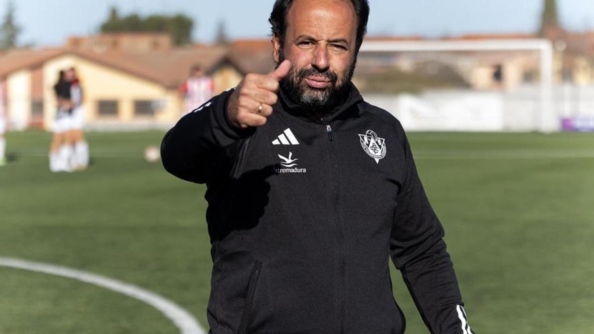 Ernesto Sánchez, entrenador del Cacereño Femenino.