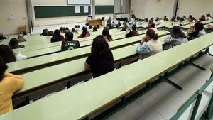 Opositores durante un examen