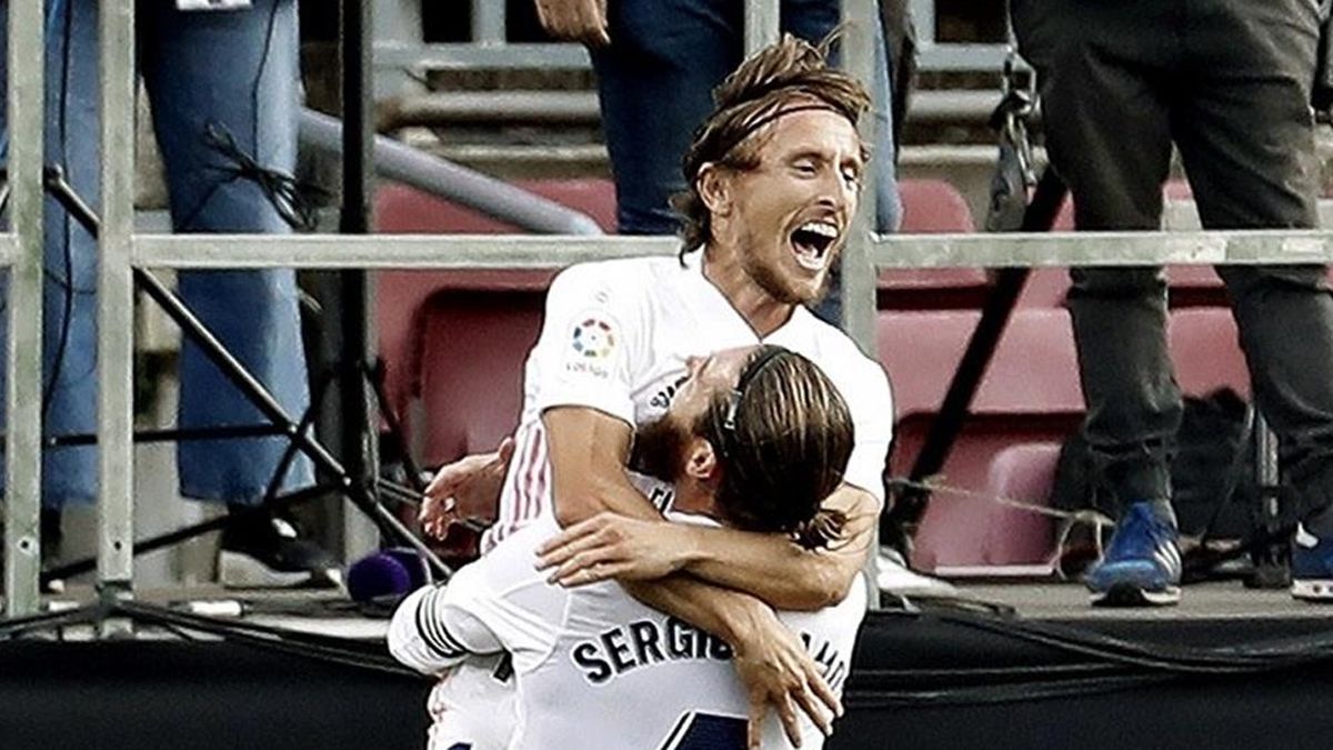 Modric celebra un gol con Sergio Ramos