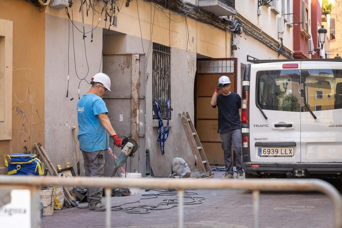 Obreros comenzando el apuntalamiento del edificio de la calle Arcadas