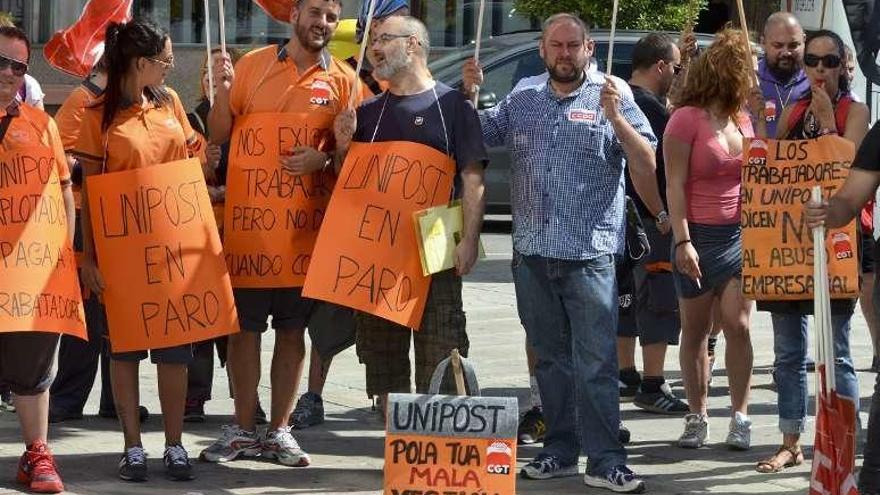 Protesta de trabajadores de Unipost en A Coruña.