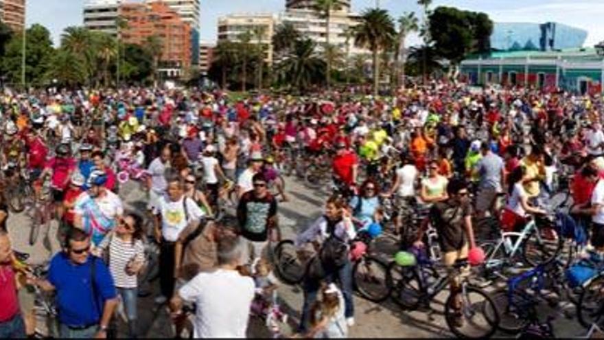 Concentración de ciclistas en la salida del recorrido, en Santa Catalina.