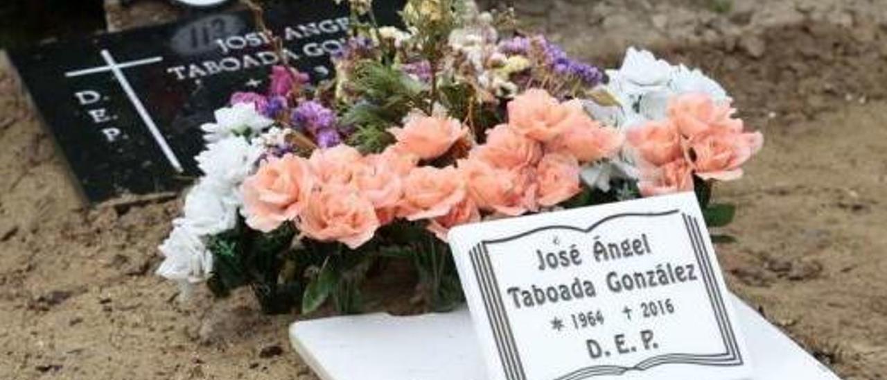 Las dos lápidas y las flores que hay en el lugar donde reposan los restos de José Ángel Taboada. // Faro
