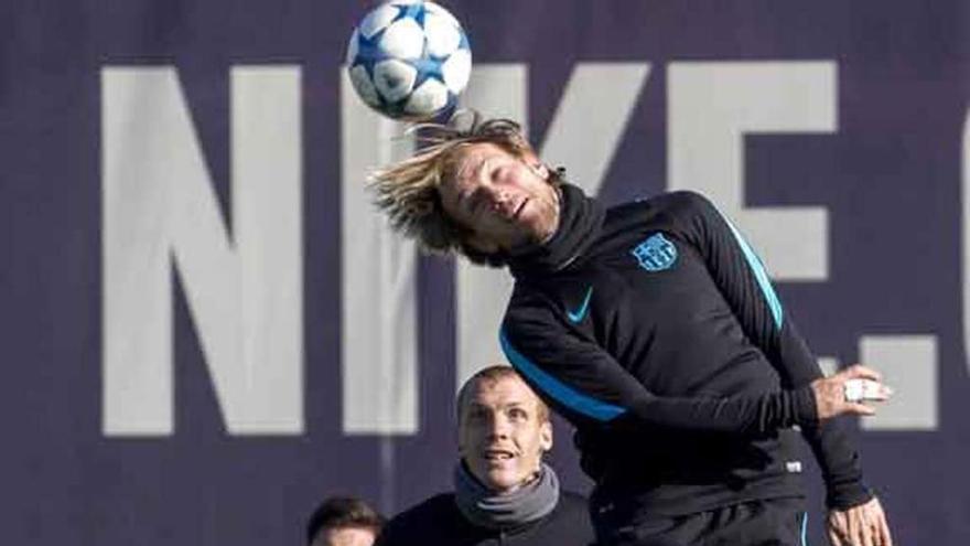 Rakitic toca el balón de cabeza ante Mathieu y Messi. Foto Efe