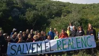 Salvem el Realenc presenta 3.000 firmas contra la megaplanta solar de Carcaixent