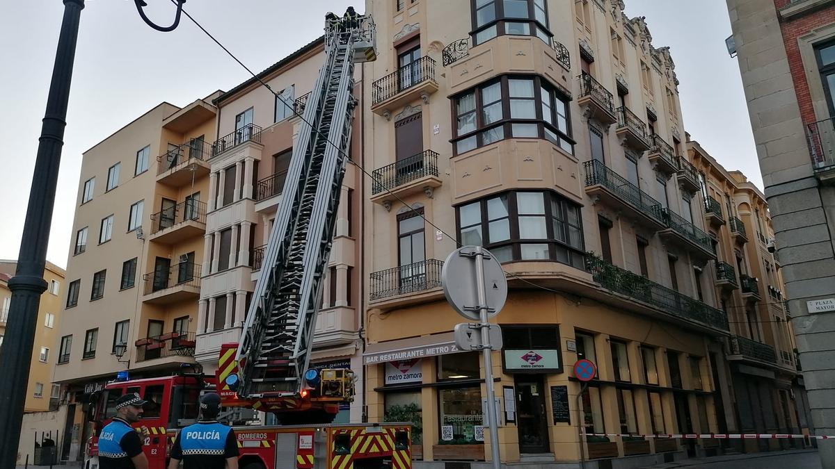 Los bomberos antes de llegar a una cornisa en la Plaza Mayor