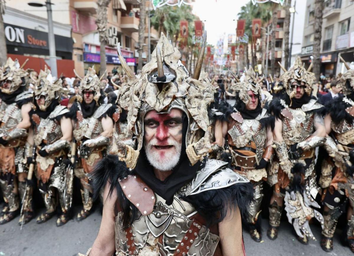 Gran colorido por las calles de San Vicente del Raspeig. | HÉCTOR FUENTES