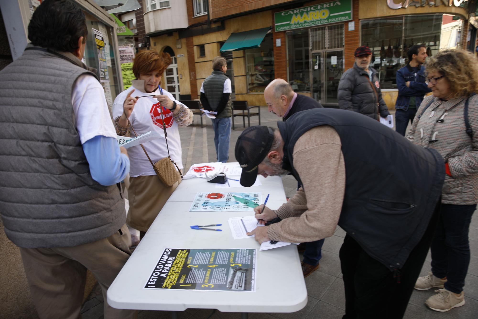 En imágenes: Los vecinos de Gijón empiezan a recoger firmas contra la planta de pirólisis en El Musel