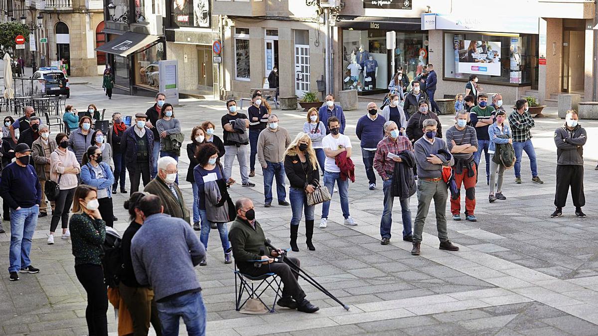 Miembros de la corporación 
de Lalín en un acto de la
 plataforma vecinal.  | // BERNABÉ/J.L.