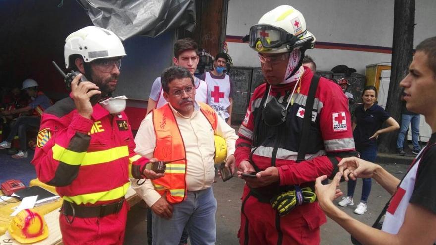 Efectivos de la UME colabora en las labores de rescate en el edificio de Álvaro Obregón.