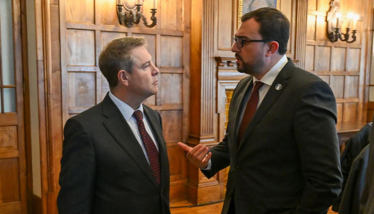 Emiliano García-Page y Adrián Barbón, en la cumbre de presidentes de Santander.