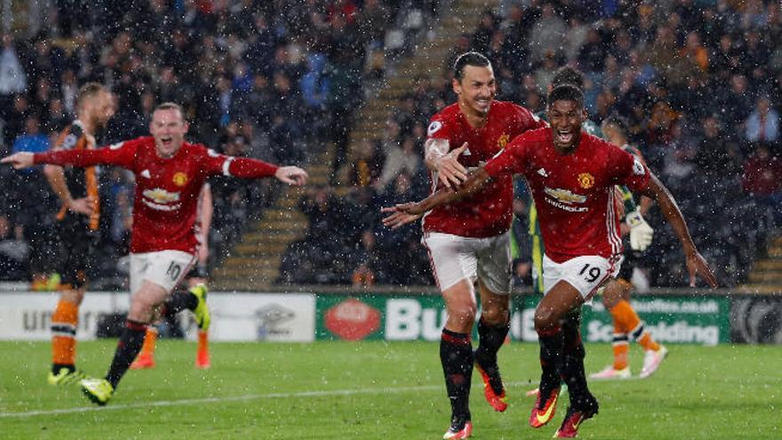 Rashford celebra su gol en compañía de Zlatan Ibrahimovic y Wayne Rooney -al fondo- para el Manchester United.