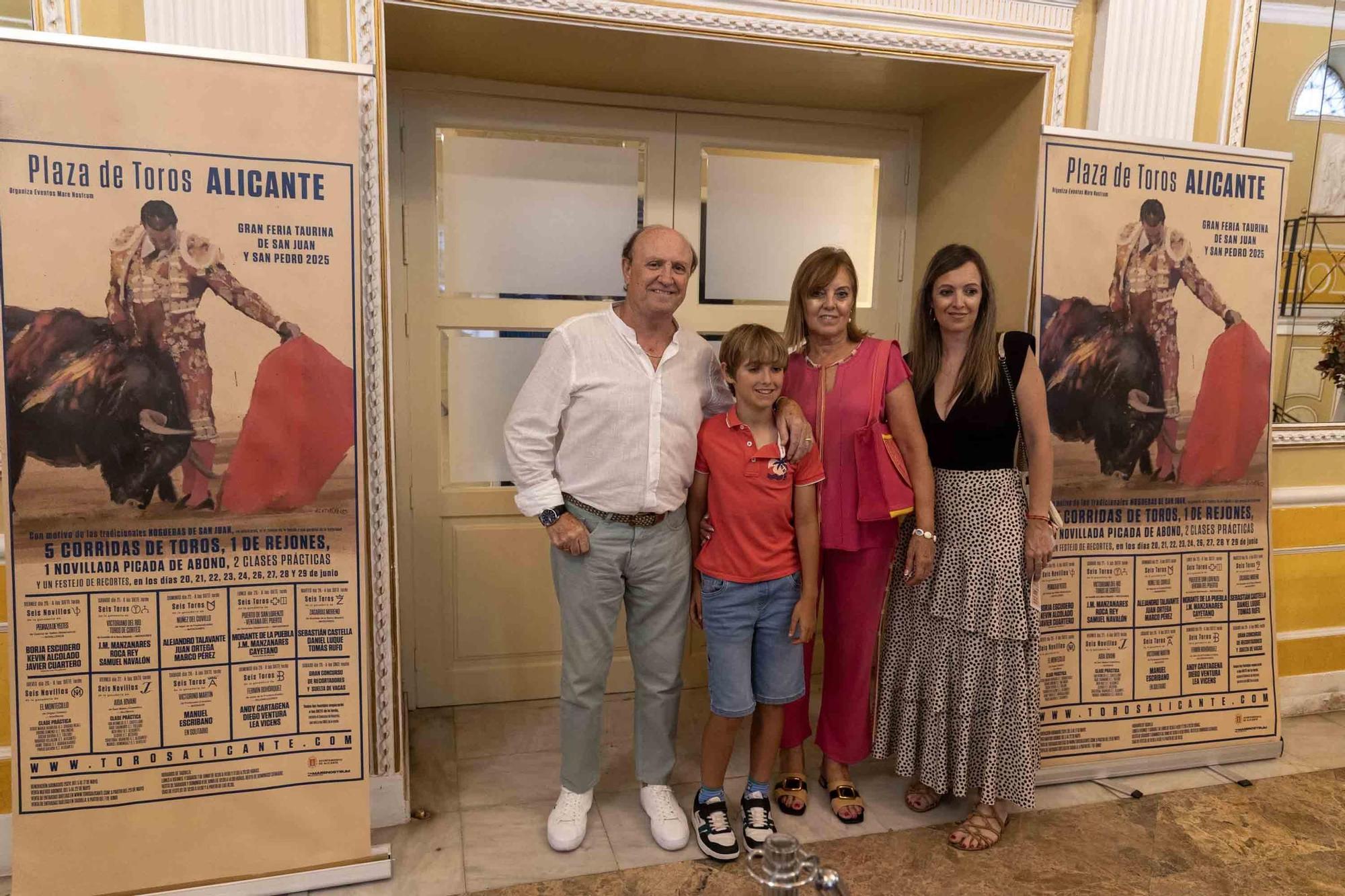 Manuel Escribano pronuncia el pregón de apertura de la Feria de Hogueras en el Teatro Principal de Alicante
