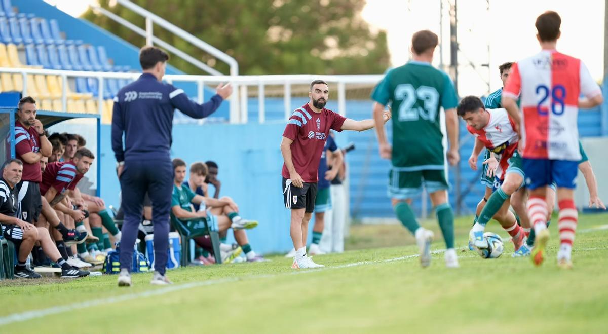 El Compos supera una nueva prueba de pretemporada: el Triangular Vila de Cambados, en imágenes