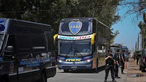 El autobus con el plantel de Boca Juniors es visto cerca al aeropuerto de Ezeiza a su regreso a Buenos Aires  Argentina   luego de perder la final de la Copa Libertadores contra River Plate en Madrid  EFE Juan Ignacio Roncoroni