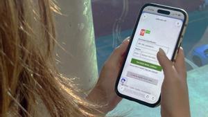 Una usuària mira al telèfon la nova pantalla amb idCAT Mòbil de La Meva Salut. | RICARD CUGAT